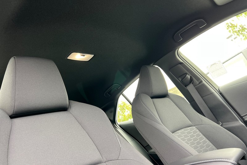 Toyota Corolla Hatchback Vehicle Full-screen Gallery Image 15