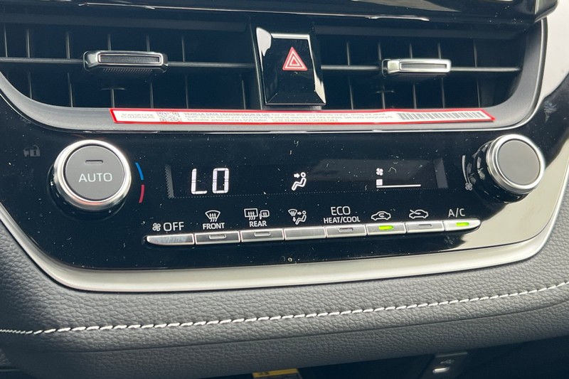 Toyota Corolla Hatchback Vehicle Full-screen Gallery Image 18