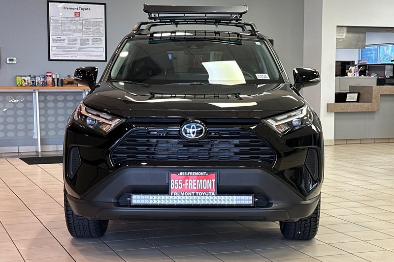 Toyota RAV4 Vehicle Full-screen Gallery Image 03