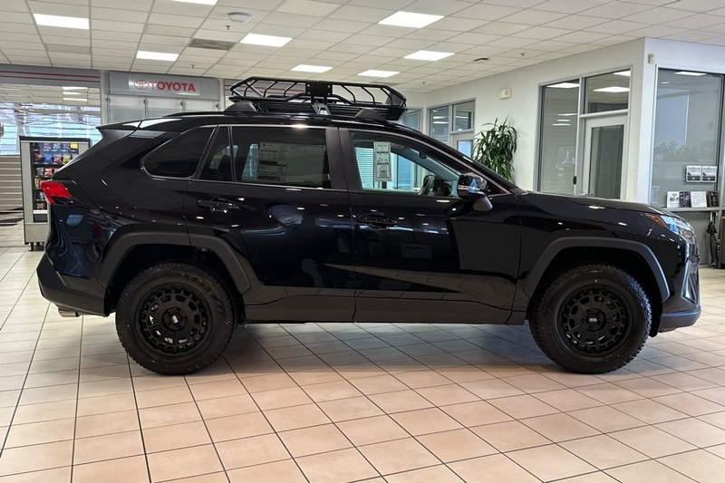 Toyota RAV4 Vehicle Full-screen Gallery Image 04