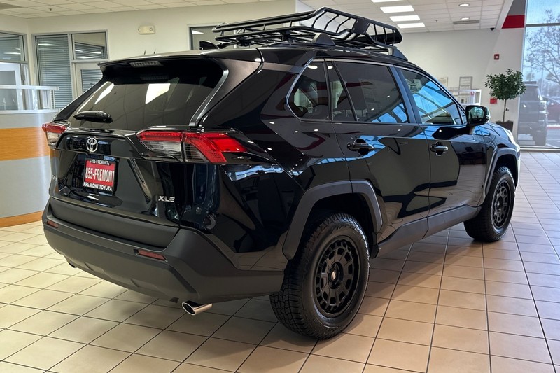 Toyota RAV4 Vehicle Full-screen Gallery Image 05