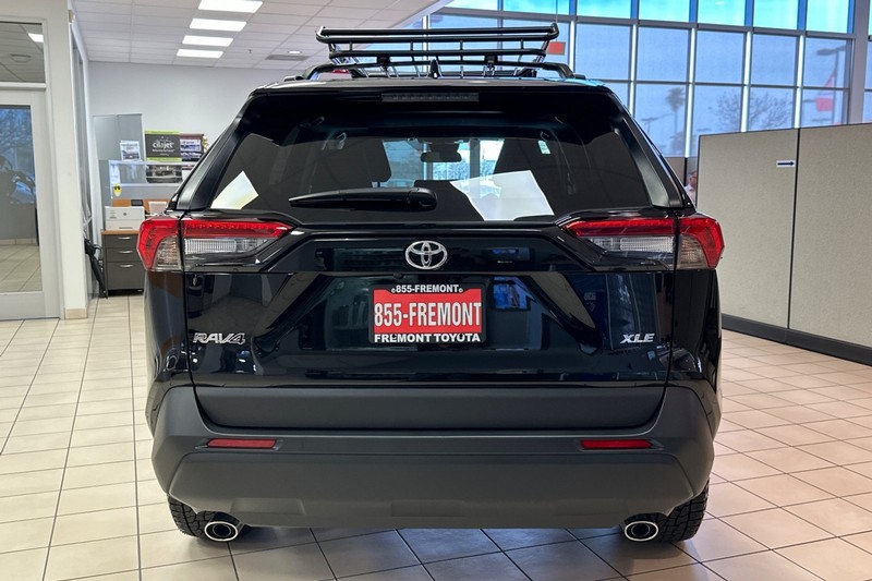 Toyota RAV4 Vehicle Full-screen Gallery Image 06