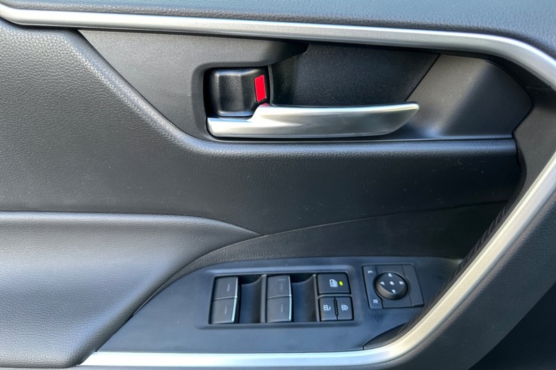 Toyota RAV4 Vehicle Full-screen Gallery Image 09