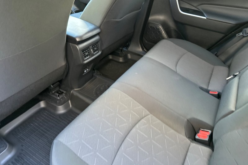 Toyota RAV4 Vehicle Full-screen Gallery Image 10