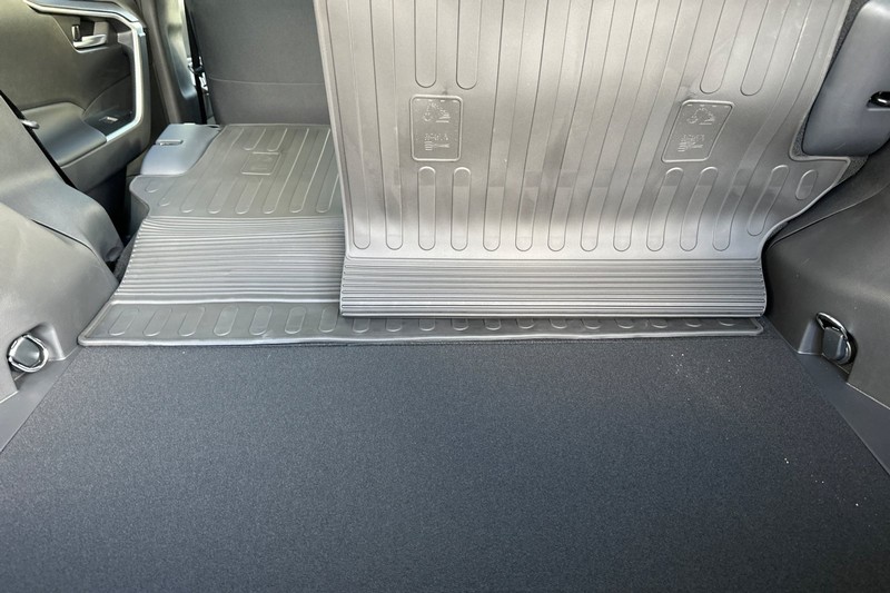 Toyota RAV4 Vehicle Full-screen Gallery Image 13