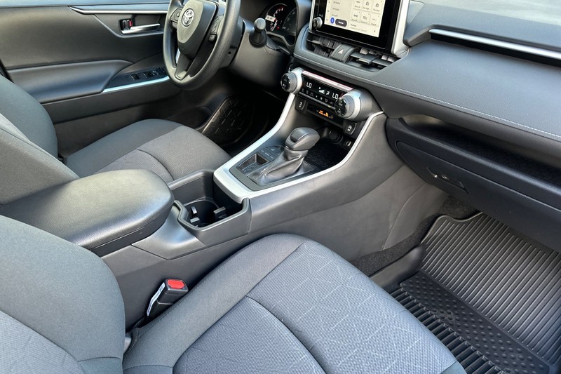 Toyota RAV4 Vehicle Full-screen Gallery Image 14