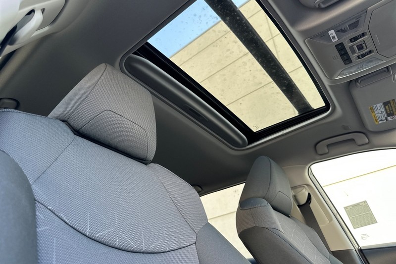 Toyota RAV4 Vehicle Full-screen Gallery Image 15