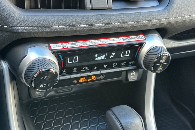 Toyota RAV4 Vehicle Full-screen Gallery Image 18