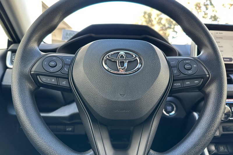 Toyota RAV4 Vehicle Full-screen Gallery Image 21