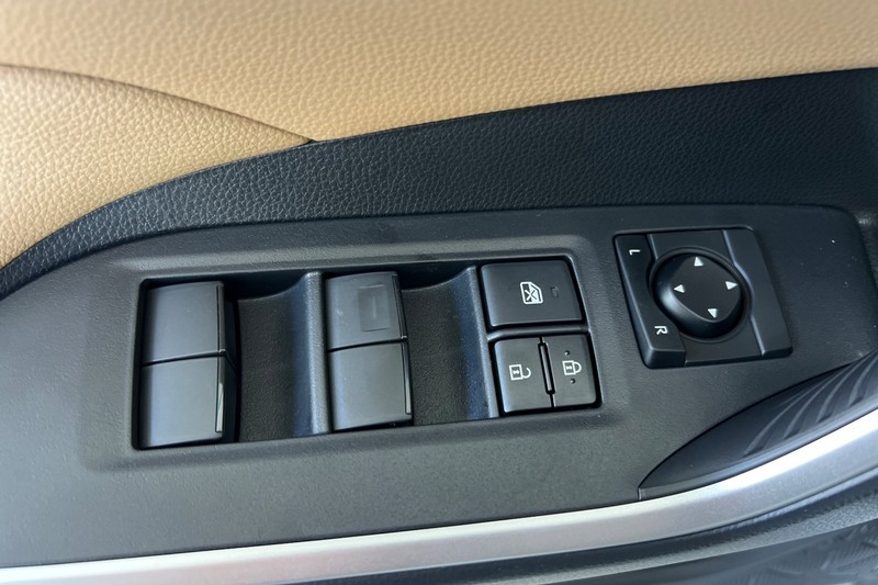 Toyota RAV4 Vehicle Full-screen Gallery Image 09