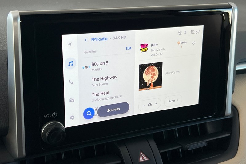 Toyota RAV4 Vehicle Full-screen Gallery Image 16