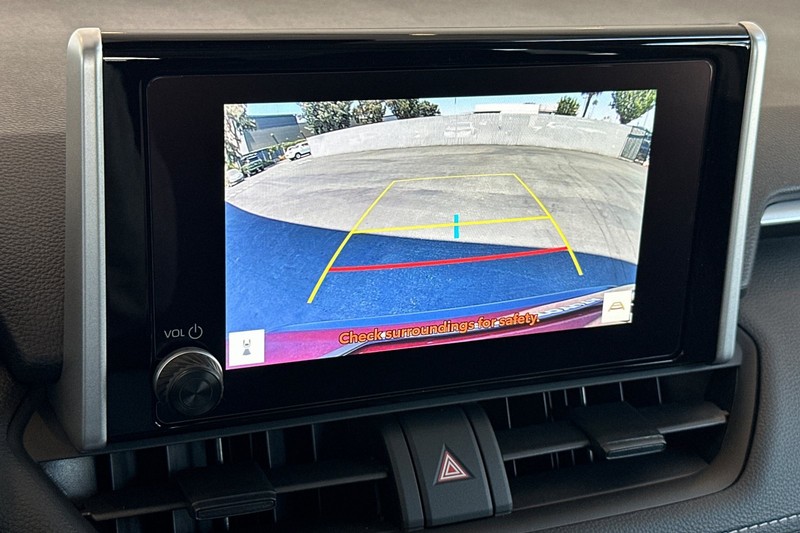 Toyota RAV4 Vehicle Full-screen Gallery Image 17