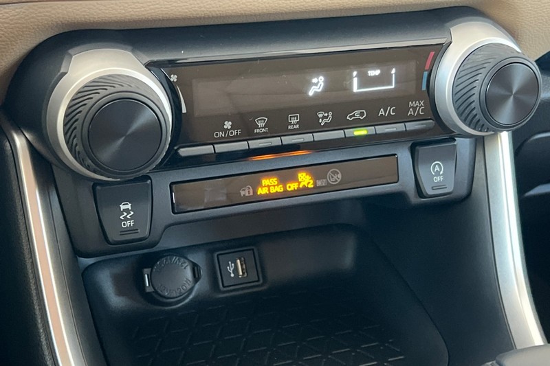 Toyota RAV4 Vehicle Full-screen Gallery Image 18