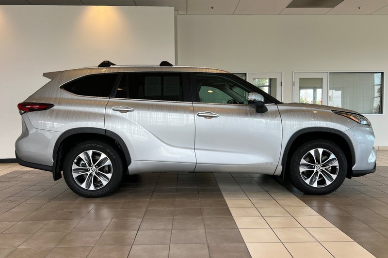 Toyota Highlander Vehicle Full-screen Gallery Image 03