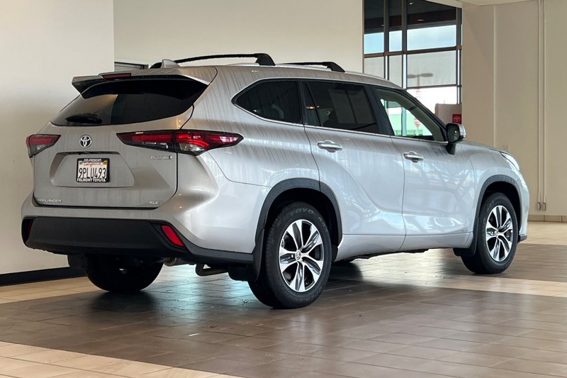 Toyota Highlander Vehicle Full-screen Gallery Image 04