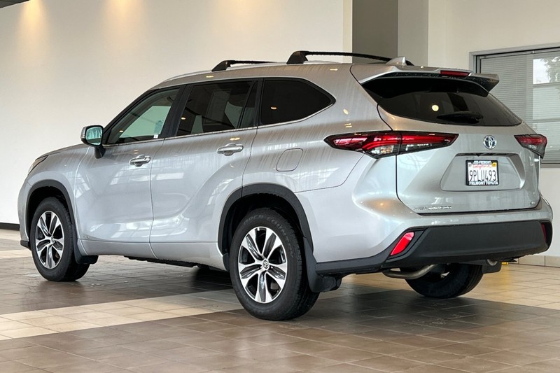 Toyota Highlander Vehicle Full-screen Gallery Image 06