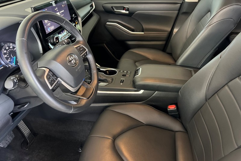 Toyota Highlander Vehicle Full-screen Gallery Image 10