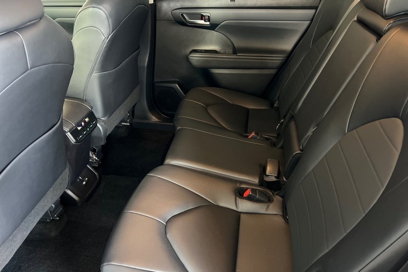 Toyota Highlander Vehicle Full-screen Gallery Image 12