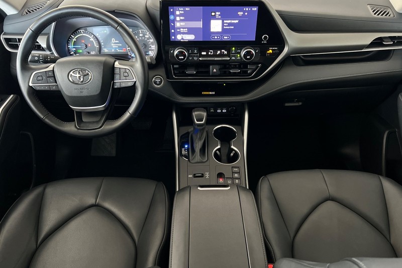 Toyota Highlander Vehicle Full-screen Gallery Image 13