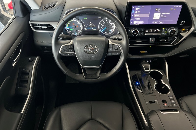 Toyota Highlander Vehicle Full-screen Gallery Image 14