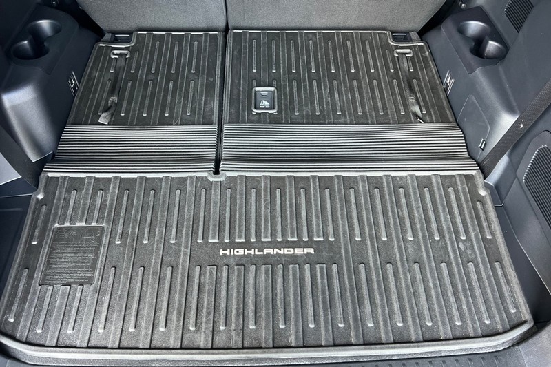 Toyota Highlander Vehicle Full-screen Gallery Image 16