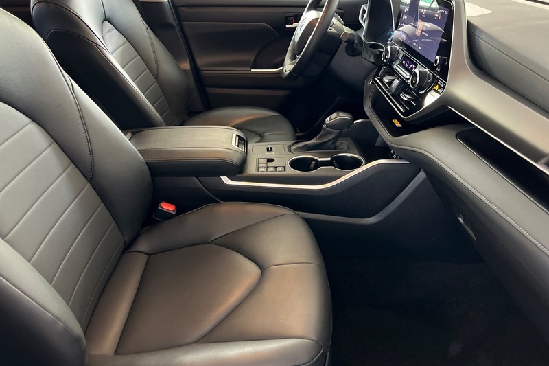 Toyota Highlander Vehicle Full-screen Gallery Image 17