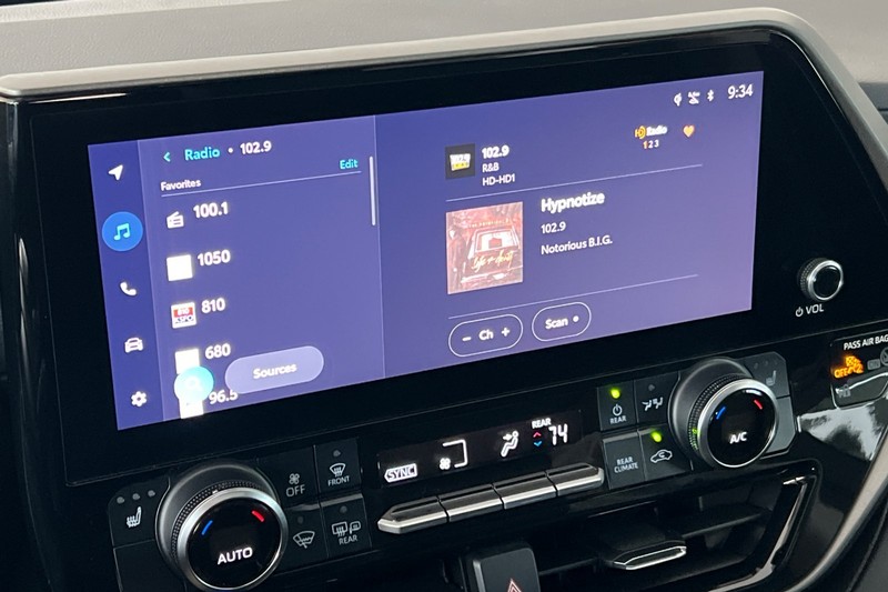 Toyota Highlander Vehicle Full-screen Gallery Image 19