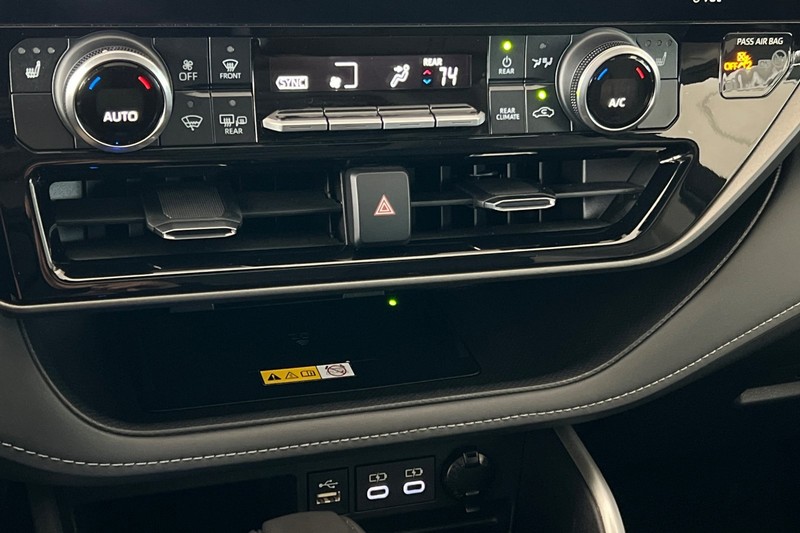 Toyota Highlander Vehicle Full-screen Gallery Image 21