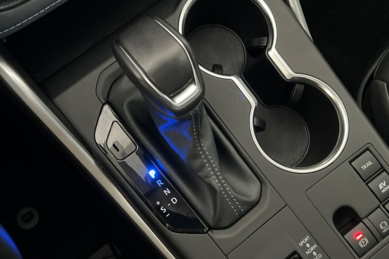 Toyota Highlander Vehicle Full-screen Gallery Image 22