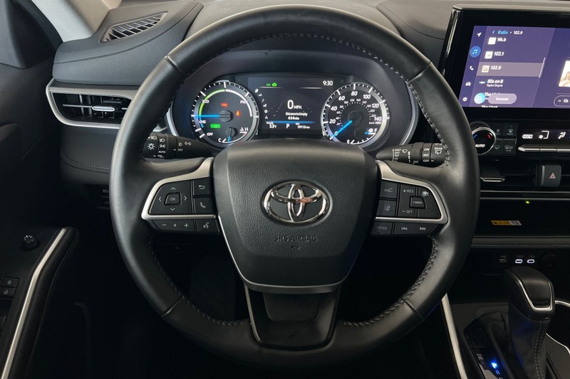 Toyota Highlander Vehicle Full-screen Gallery Image 24