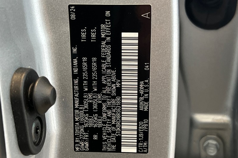 Toyota Highlander Vehicle Full-screen Gallery Image 30