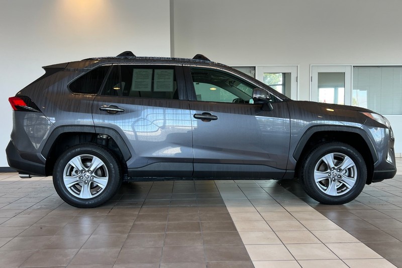 Toyota RAV4 Vehicle Full-screen Gallery Image 03