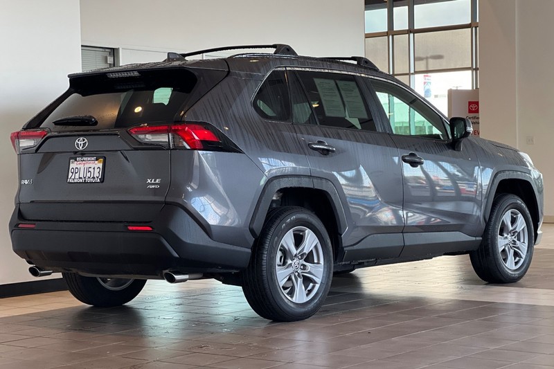 Toyota RAV4 Vehicle Full-screen Gallery Image 04