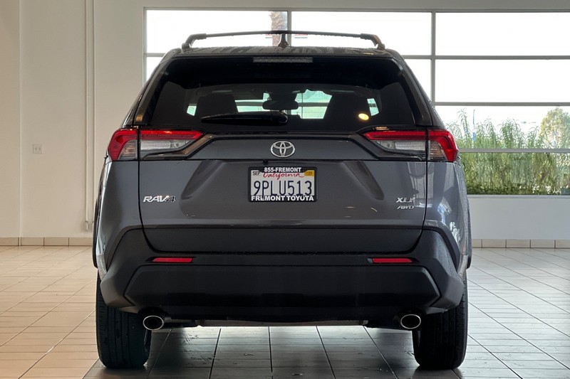 Toyota RAV4 Vehicle Full-screen Gallery Image 05