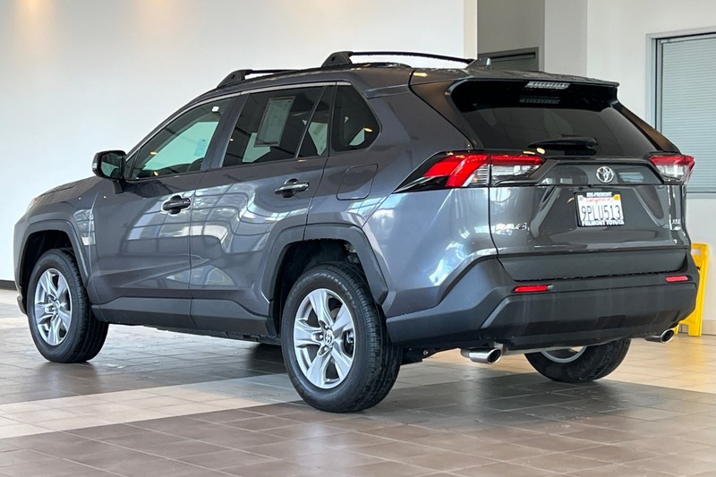 Toyota RAV4 Vehicle Full-screen Gallery Image 06