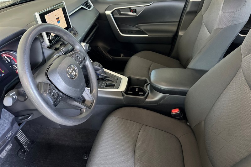 Toyota RAV4 Vehicle Full-screen Gallery Image 10