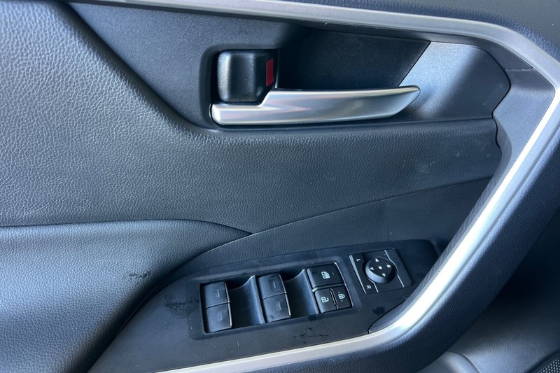 Toyota RAV4 Vehicle Full-screen Gallery Image 11