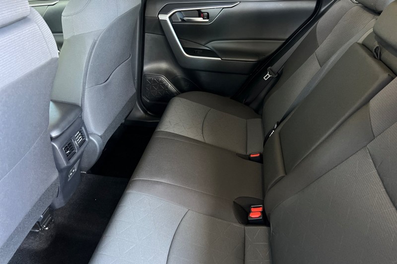 Toyota RAV4 Vehicle Full-screen Gallery Image 12