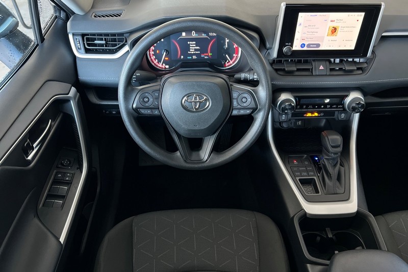 Toyota RAV4 Vehicle Full-screen Gallery Image 14