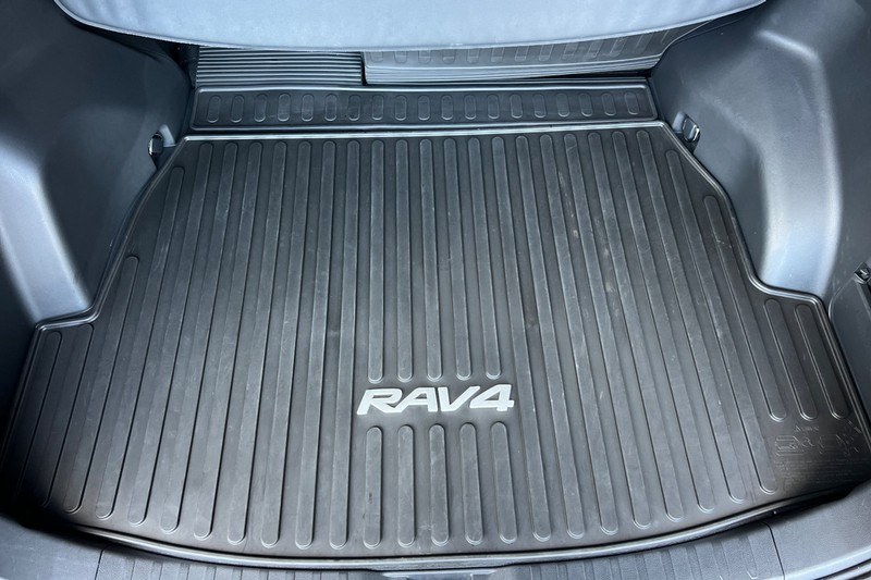Toyota RAV4 Vehicle Full-screen Gallery Image 15