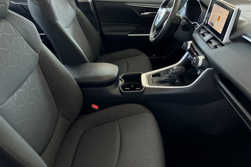 Toyota RAV4 Vehicle Full-screen Gallery Image 16