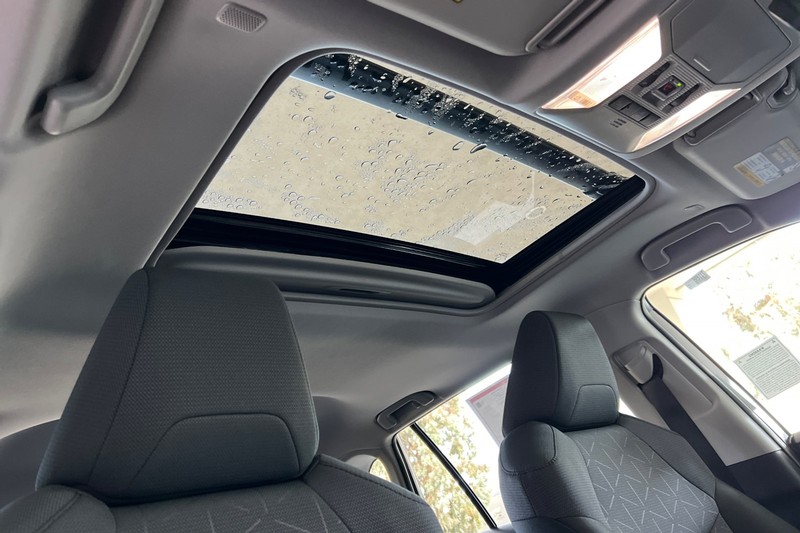 Toyota RAV4 Vehicle Full-screen Gallery Image 17