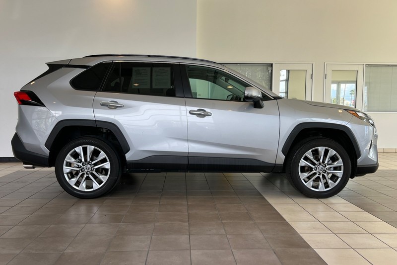 Toyota RAV4 Vehicle Full-screen Gallery Image 03