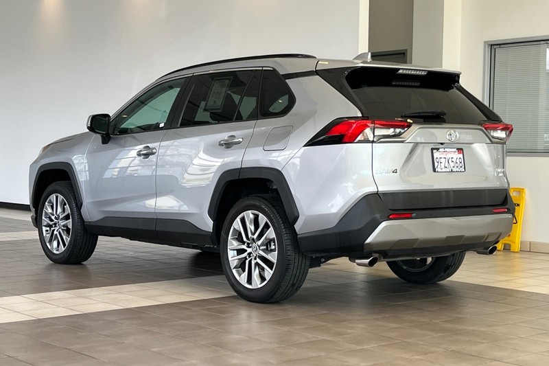 Toyota RAV4 Vehicle Full-screen Gallery Image 06