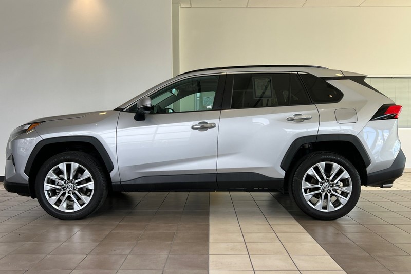 Toyota RAV4 Vehicle Full-screen Gallery Image 07