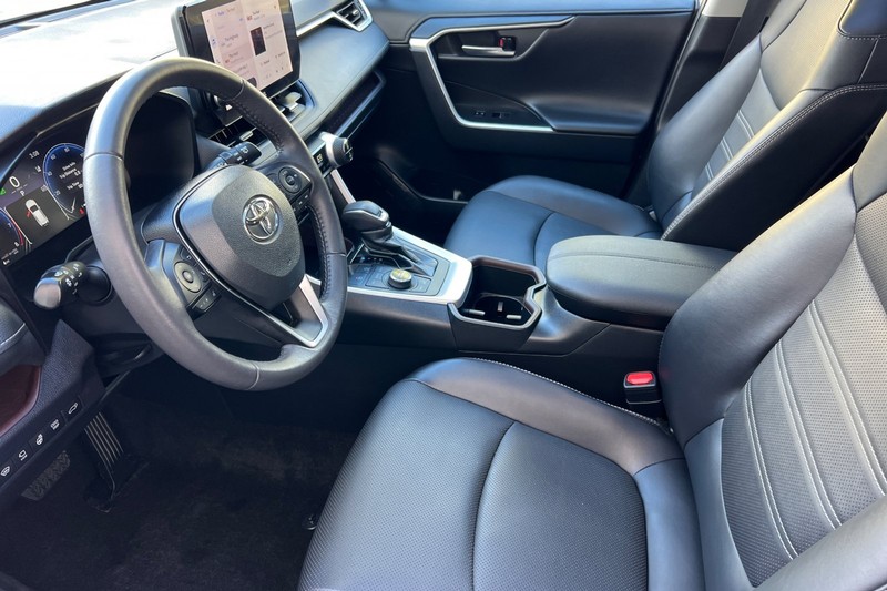 Toyota RAV4 Vehicle Full-screen Gallery Image 10