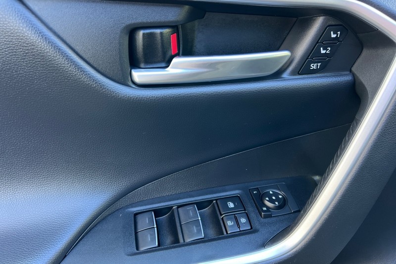 Toyota RAV4 Vehicle Full-screen Gallery Image 11