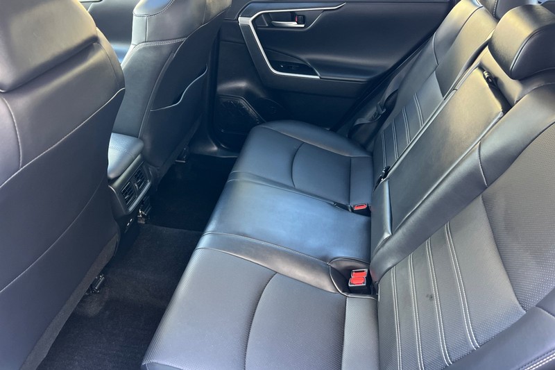 Toyota RAV4 Vehicle Full-screen Gallery Image 12