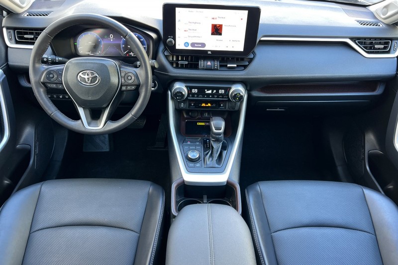 Toyota RAV4 Vehicle Full-screen Gallery Image 13