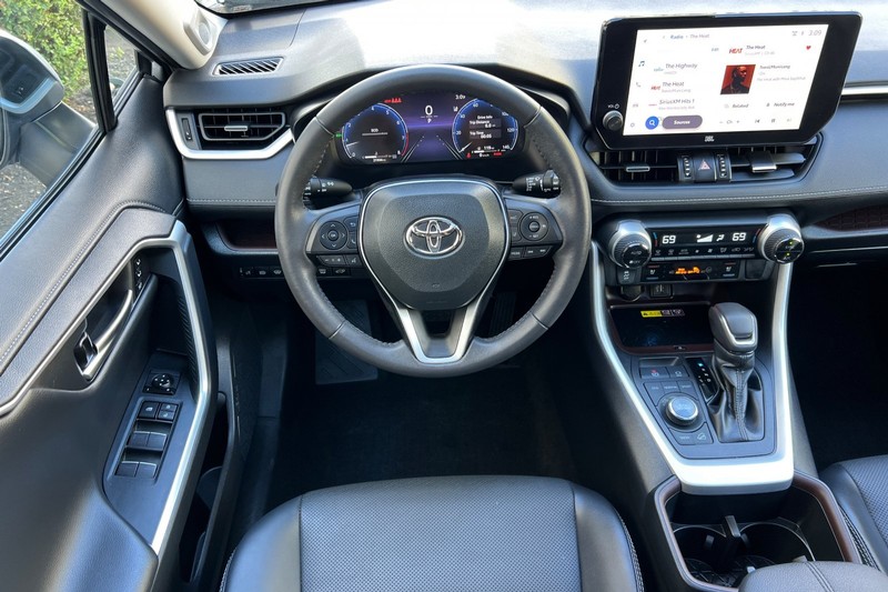 Toyota RAV4 Vehicle Full-screen Gallery Image 14